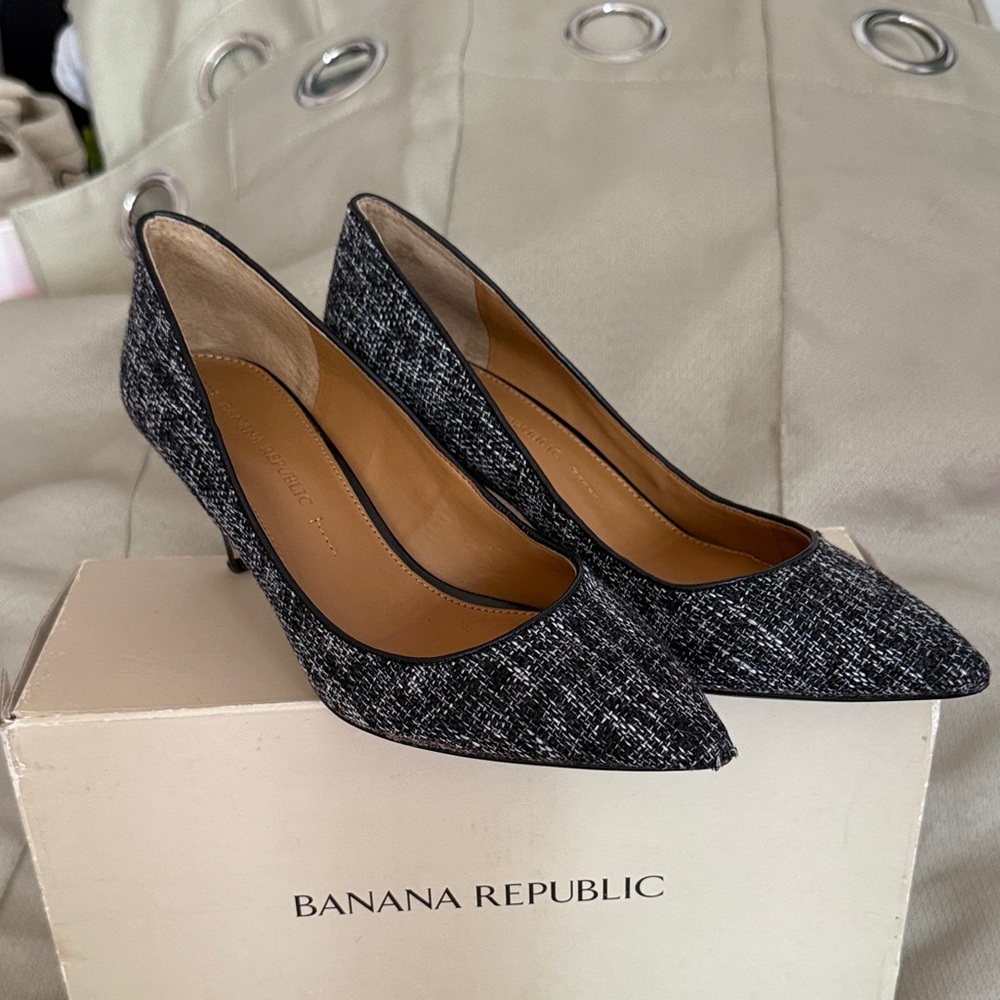 Banana Republic Textured Black & White Heels - Size 6.5